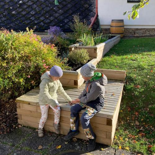 WoodBlocX ve škole v přírodě: nový plot z truhlíků a stupňovitý záhon s odpočívadlem