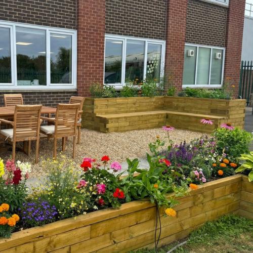 Vyvýšená lavička tvaru L s truhlíkem