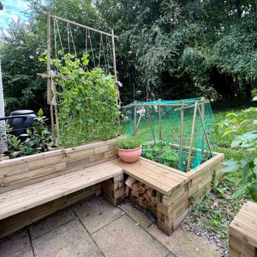 Adiina lavička s truhlíky na terasu