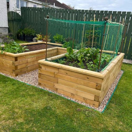 Vyvýšený U záhon u Colina a Alison