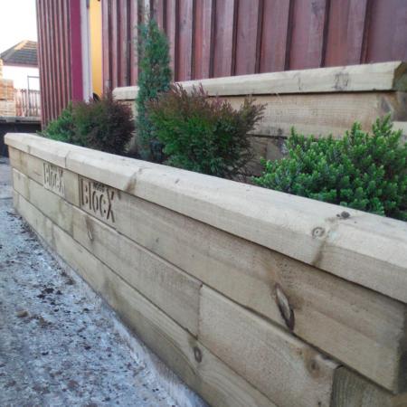 Jak vyrovnat vyvýšený záhon WoodBlocX na tvrdém povrchu
