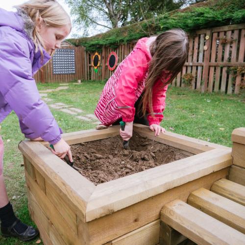 Posezení s truhlíky pro školku Kirkhill