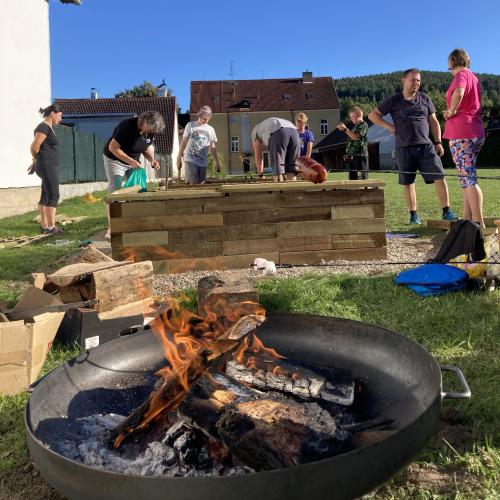 Škola proměnila zahradu během komunitního odpoledne