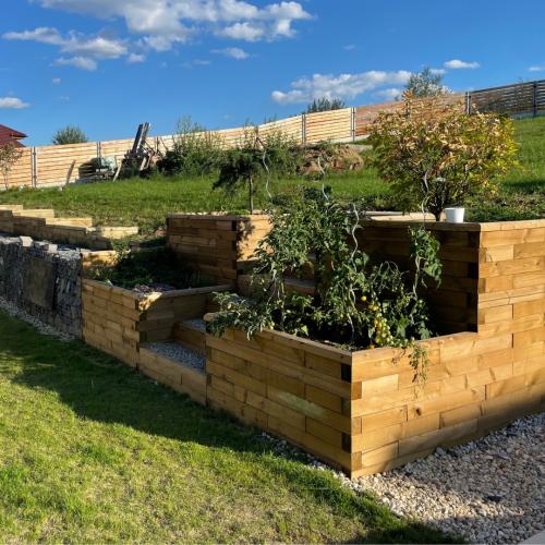 Opěrné zídky se schody u Benešova