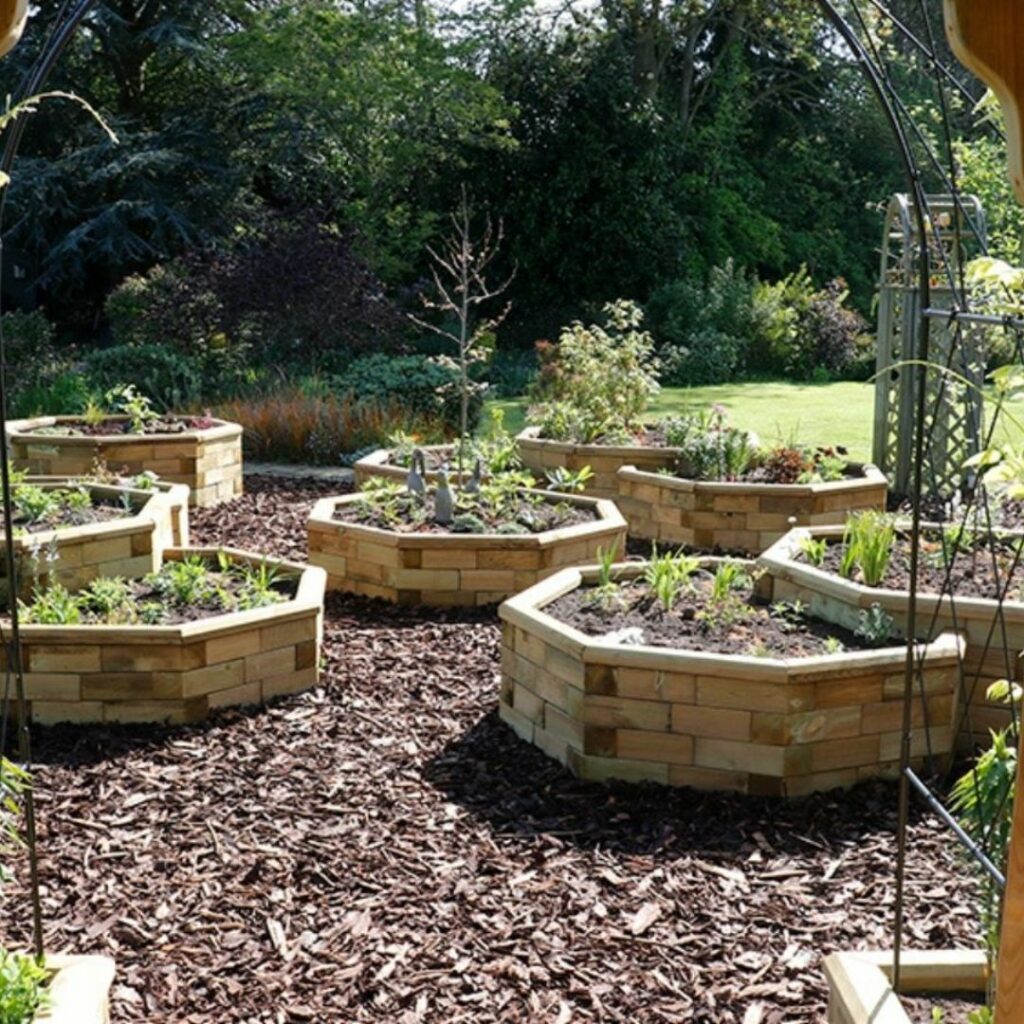 Heleniny osmistěnné vyvýšené záhony